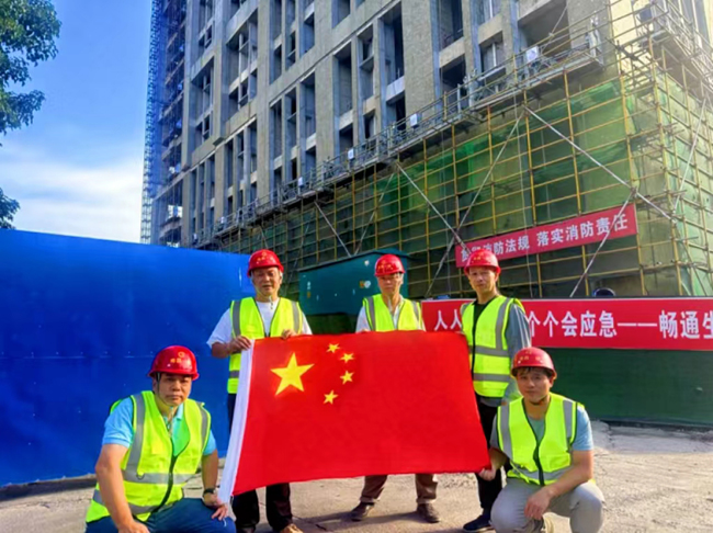 奮戰(zhàn)一線(xiàn)&nbsp;&nbsp;用堅(jiān)守為祖國(guó)慶生